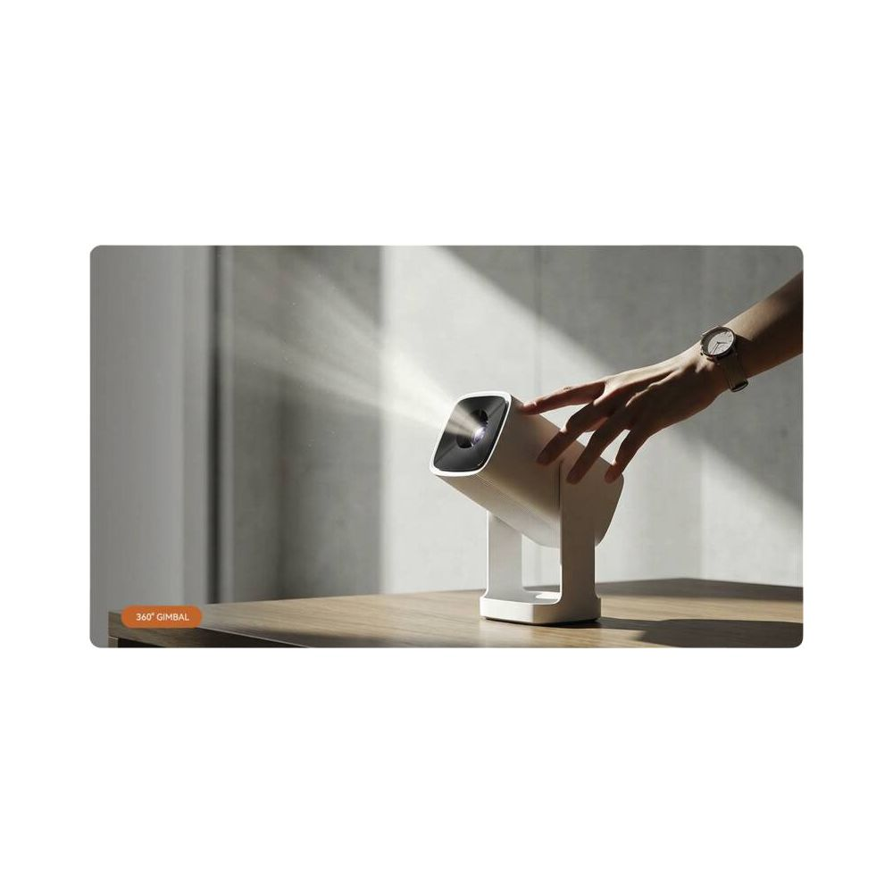Ein weißer Projektor mit einem Lichtstrahl wird von einer Hand auf einem Holztisch justiert.