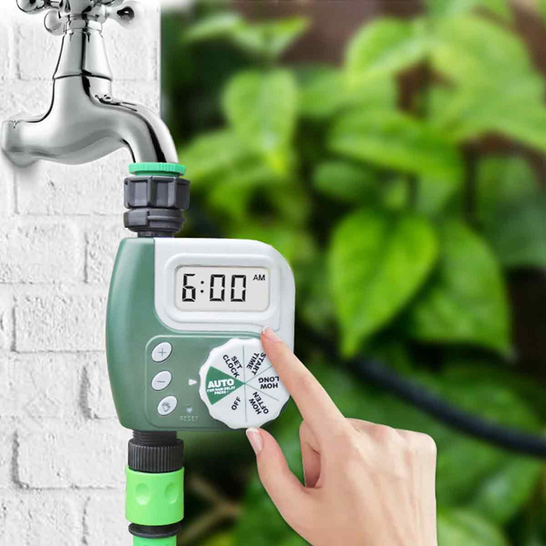 Ein grüner Gartenschlauch-Timer mit digitaler Anzeige zeigt 6:00 Uhr an.