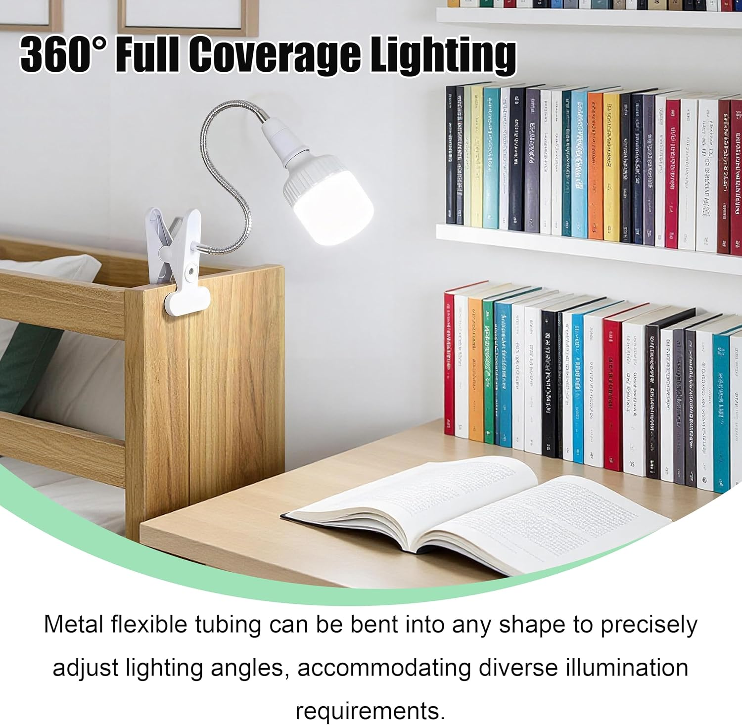 Eine Lampe mit Klemmfuß leuchtet auf ein offenes Buch neben Bücherregalen.