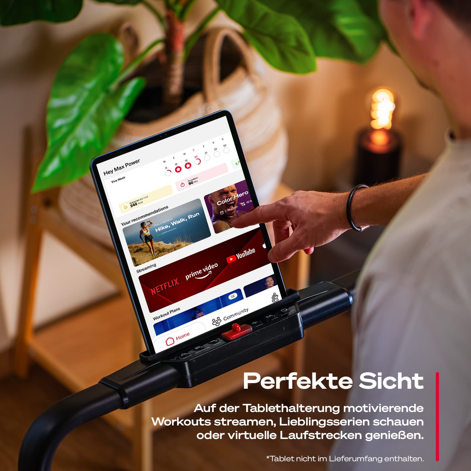 Person nutzt Tablet auf Laufband, zeigt Trainings-App mit Videos.
