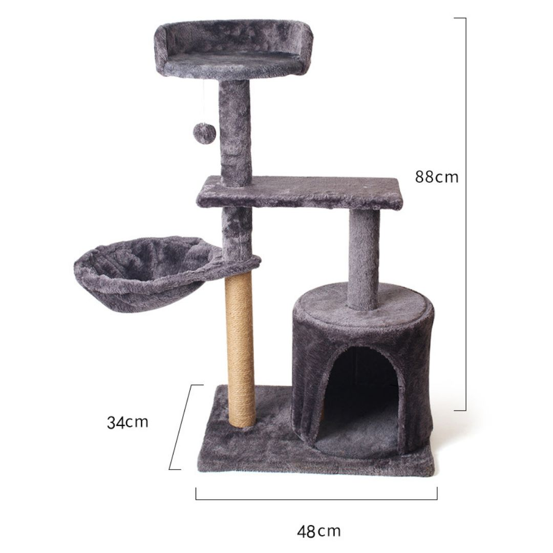 Un árbol para gatos gris de varios niveles con poste rascador y cesta colgante.