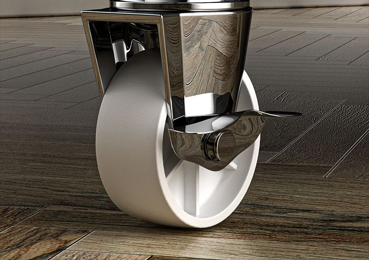 Una rueda blanca con carcasa de metal pulido sobre suelo de madera.