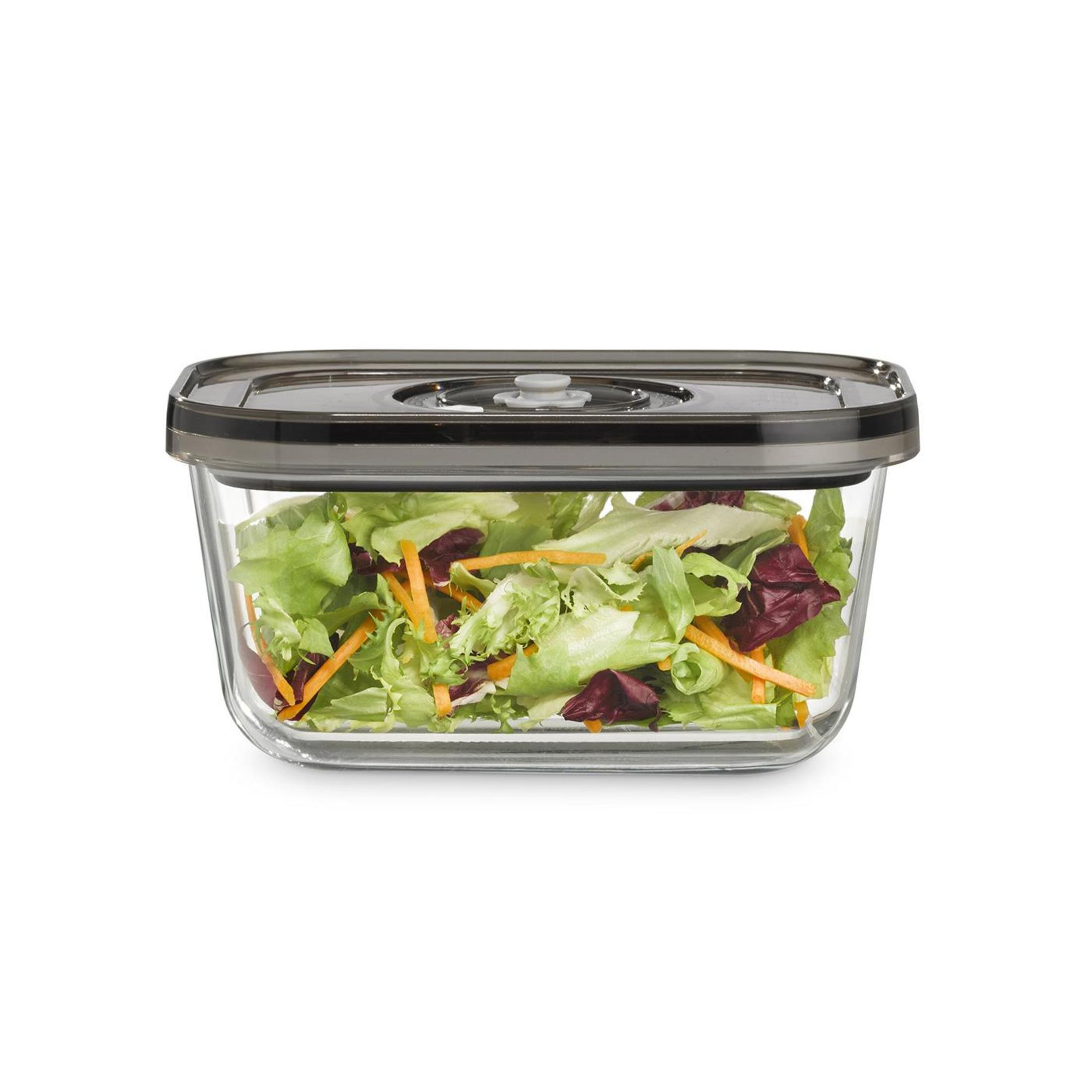 Ein rechteckiger Glasbehälter mit Salat und Karottenstreifen.