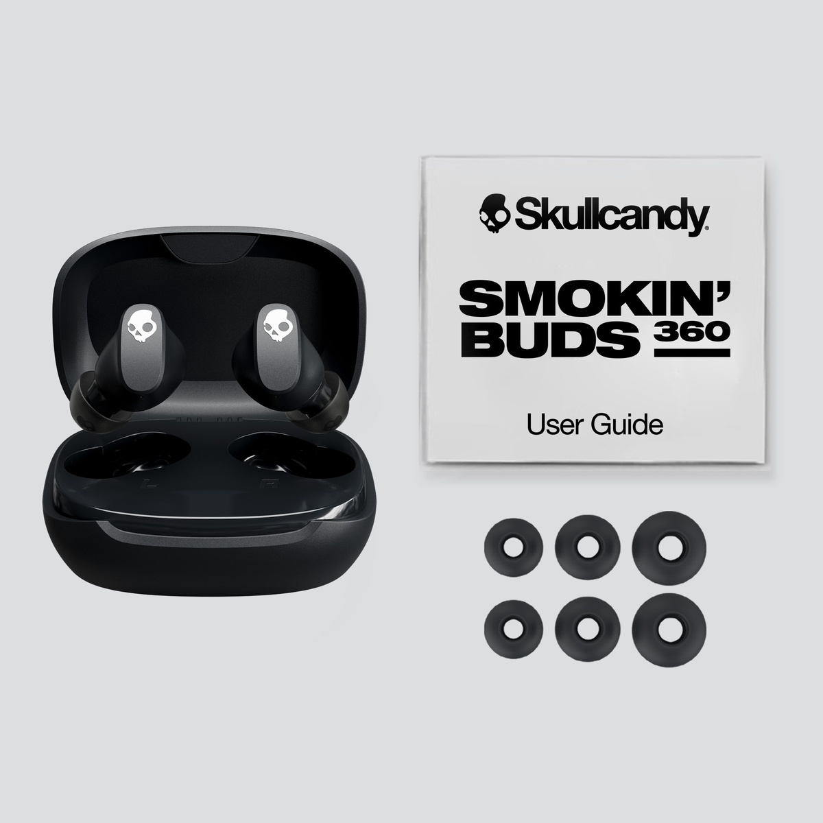 Skullcandy Smokin' Buds 360 Bedienungsanleitung, schwarze Ohrhörer in Hülle, und Ohrspitzen.