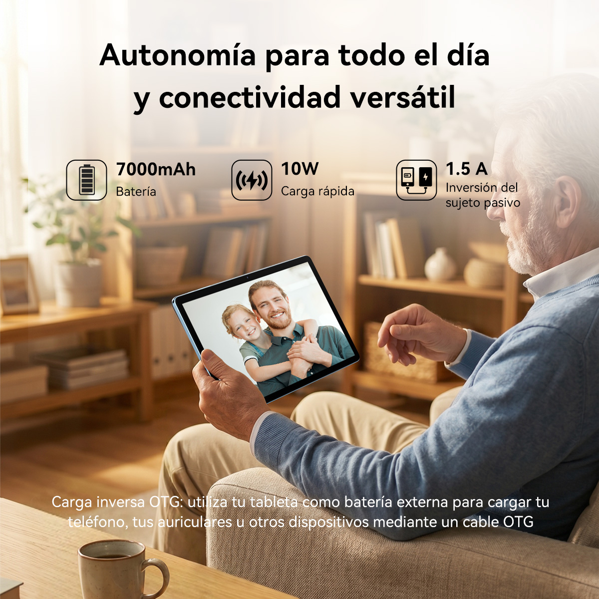 Un hombre mayor sostiene una tableta con la imagen de un padre y un niño.