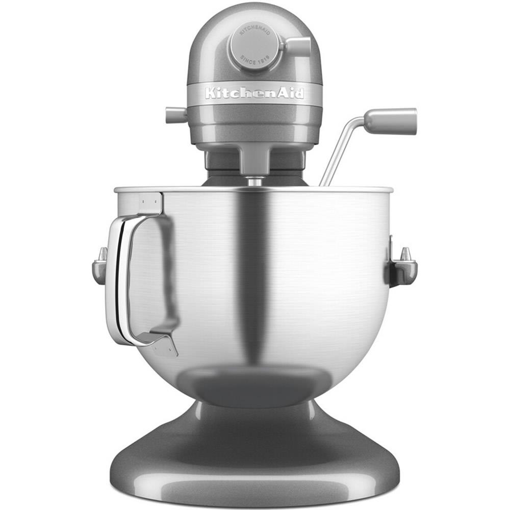 Gümüş renkli KitchenAid stand mikser, parlak metal kase ve açılı koluyla.