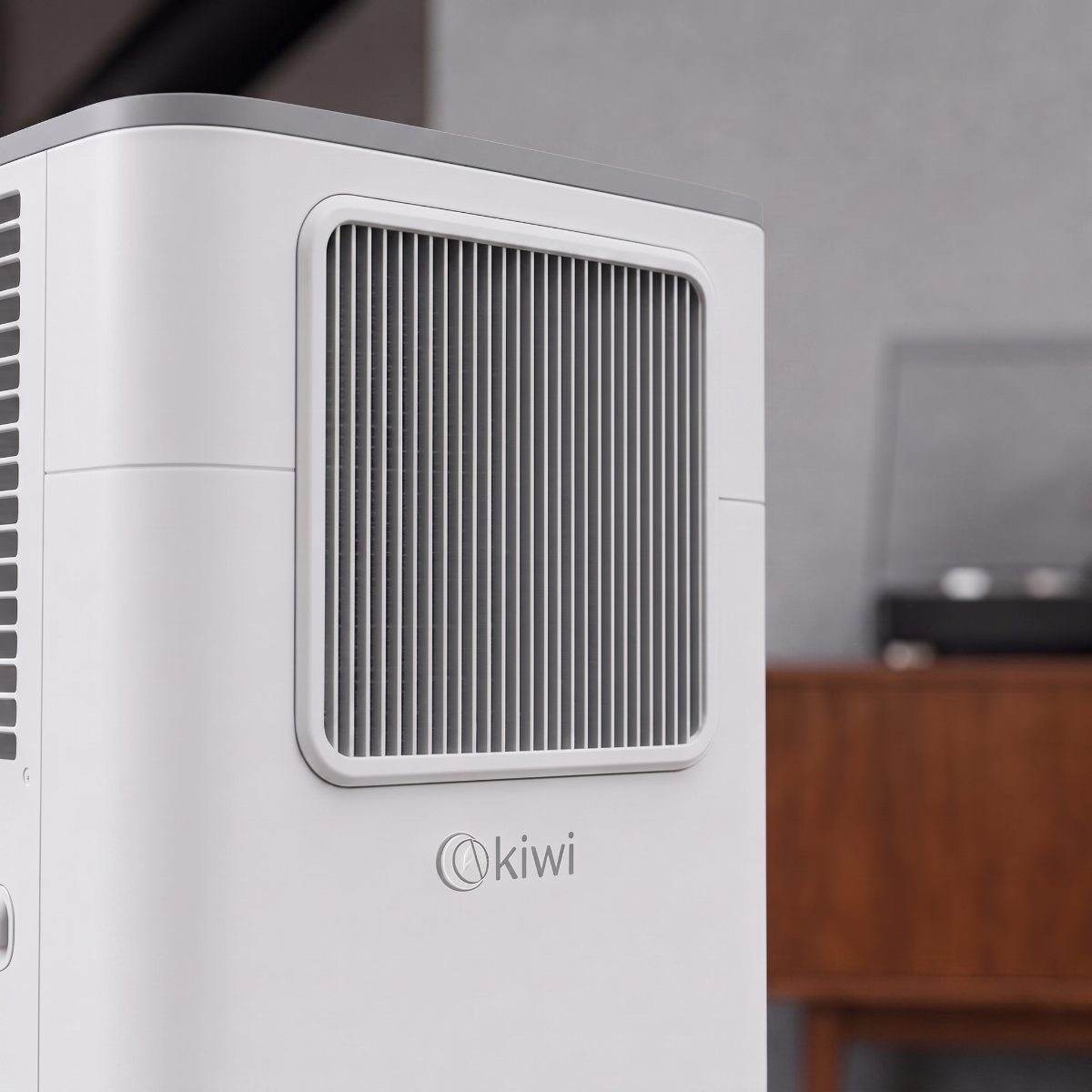 Un purificatore d'aria bianco con bordo superiore grigio e griglia di ventilazione.