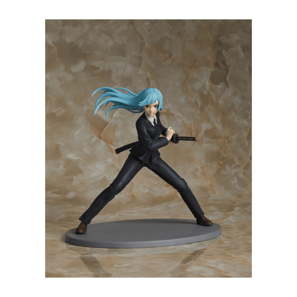 Figura de mujer con pelo azul vestida de traje negro y espada.