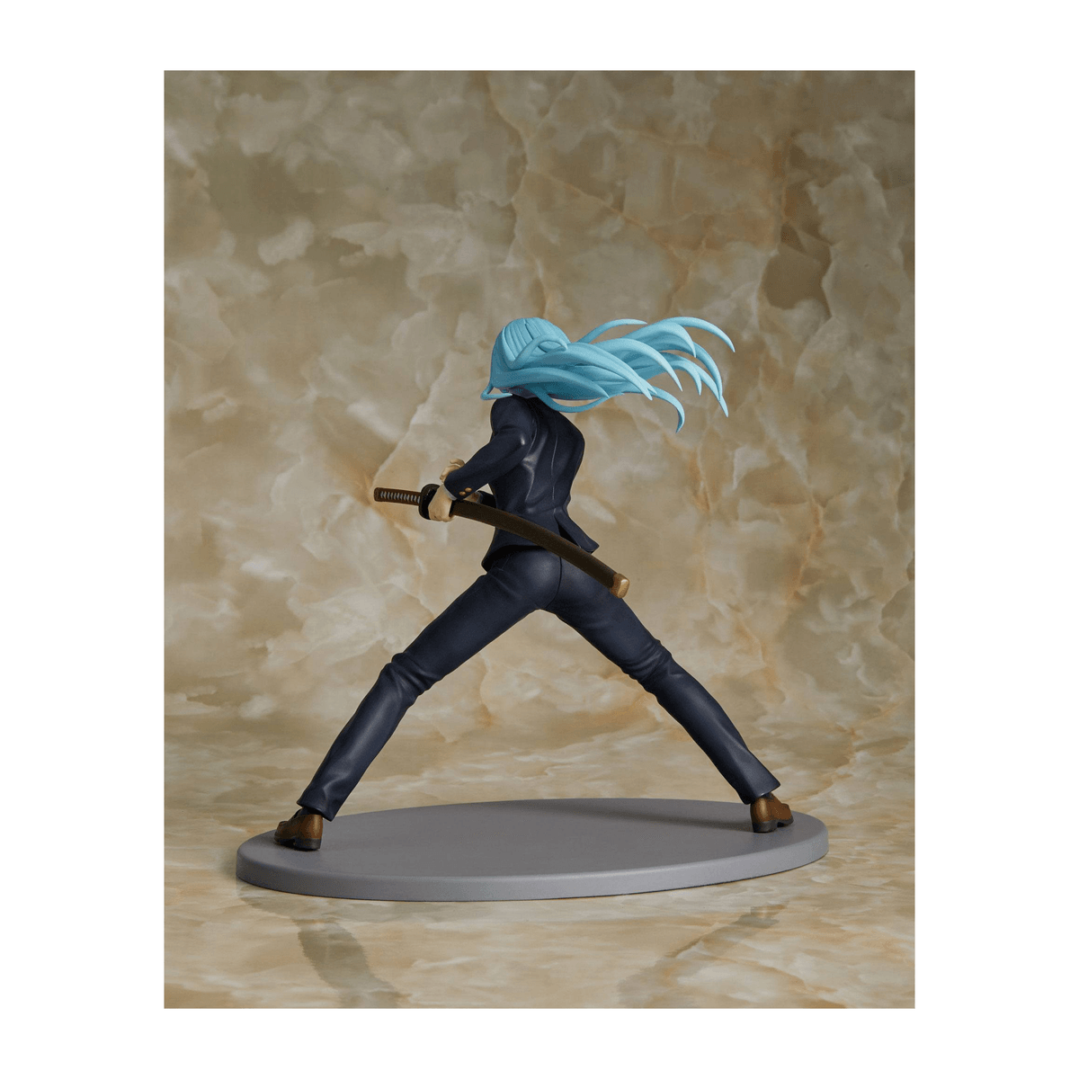 Una figura de ropa oscura con pelo azul claro sostiene una espada.