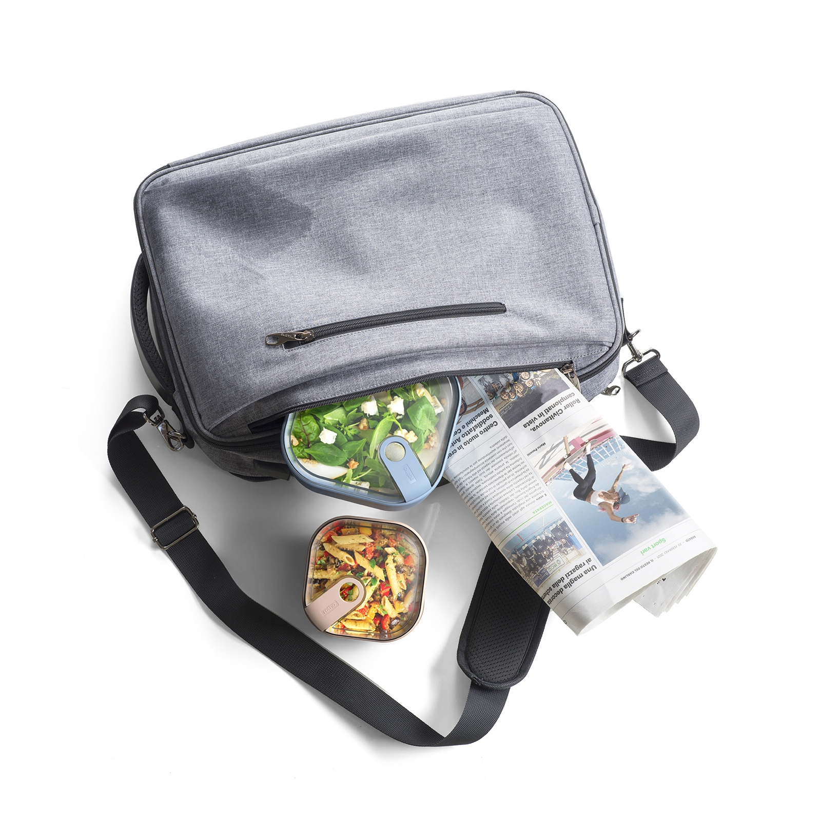 Borsa grigia con due contenitori per alimenti, insalata, pasta e un giornale.