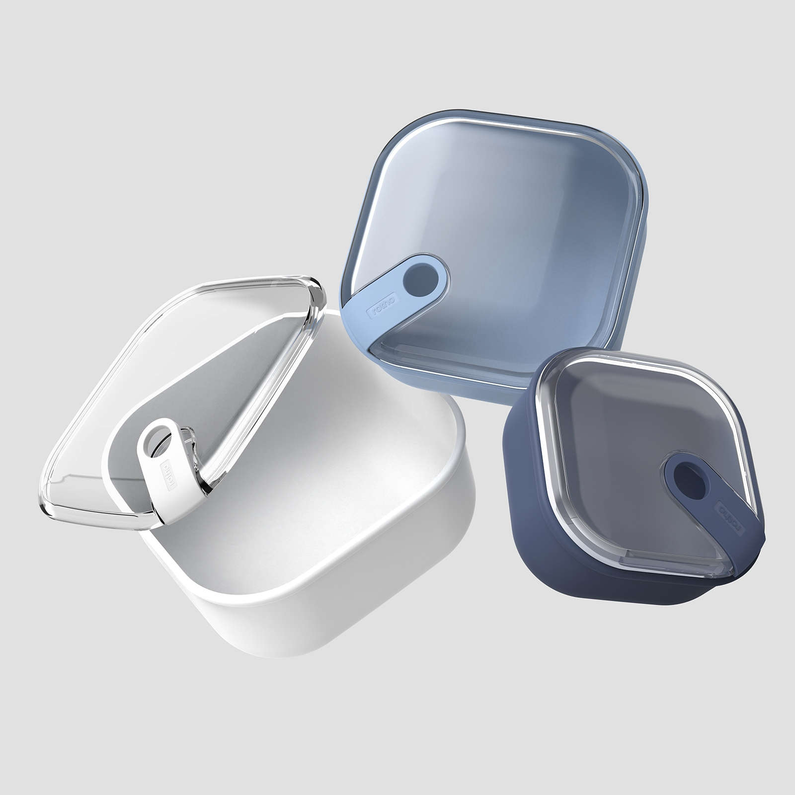 Tre contenitori quadrati con coperchi trasparenti e manici blu o grigi.