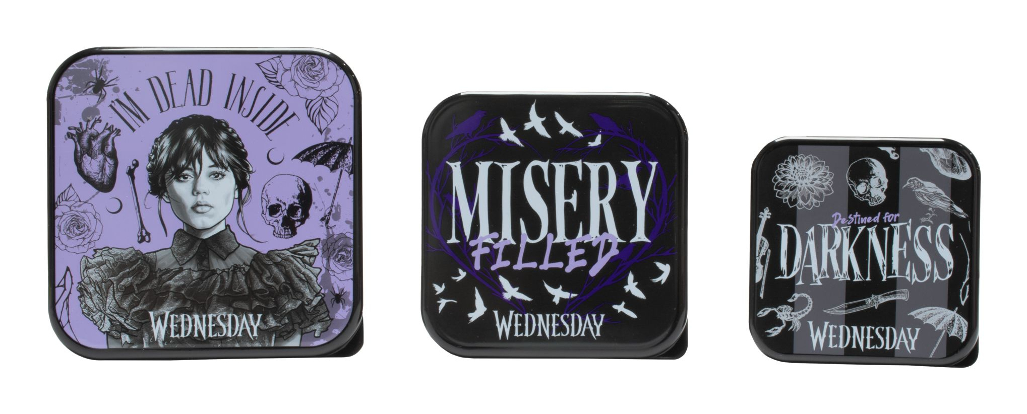 Drei Schachteln mit Wednesday Addams-Motiven: eine mit ihrem Porträt, eine mit Raben und eine mit Totenköpfen.