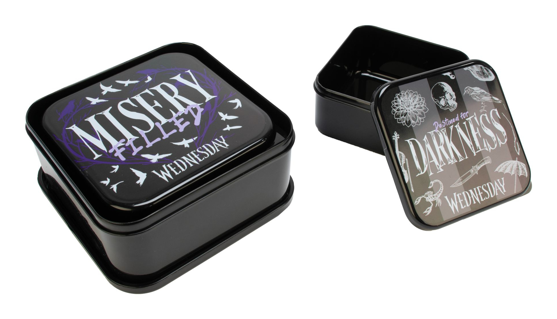 Schwarze Dosen mit Mittwoch-Thema: „Misery Filled“ und „Destined for Darkness“.