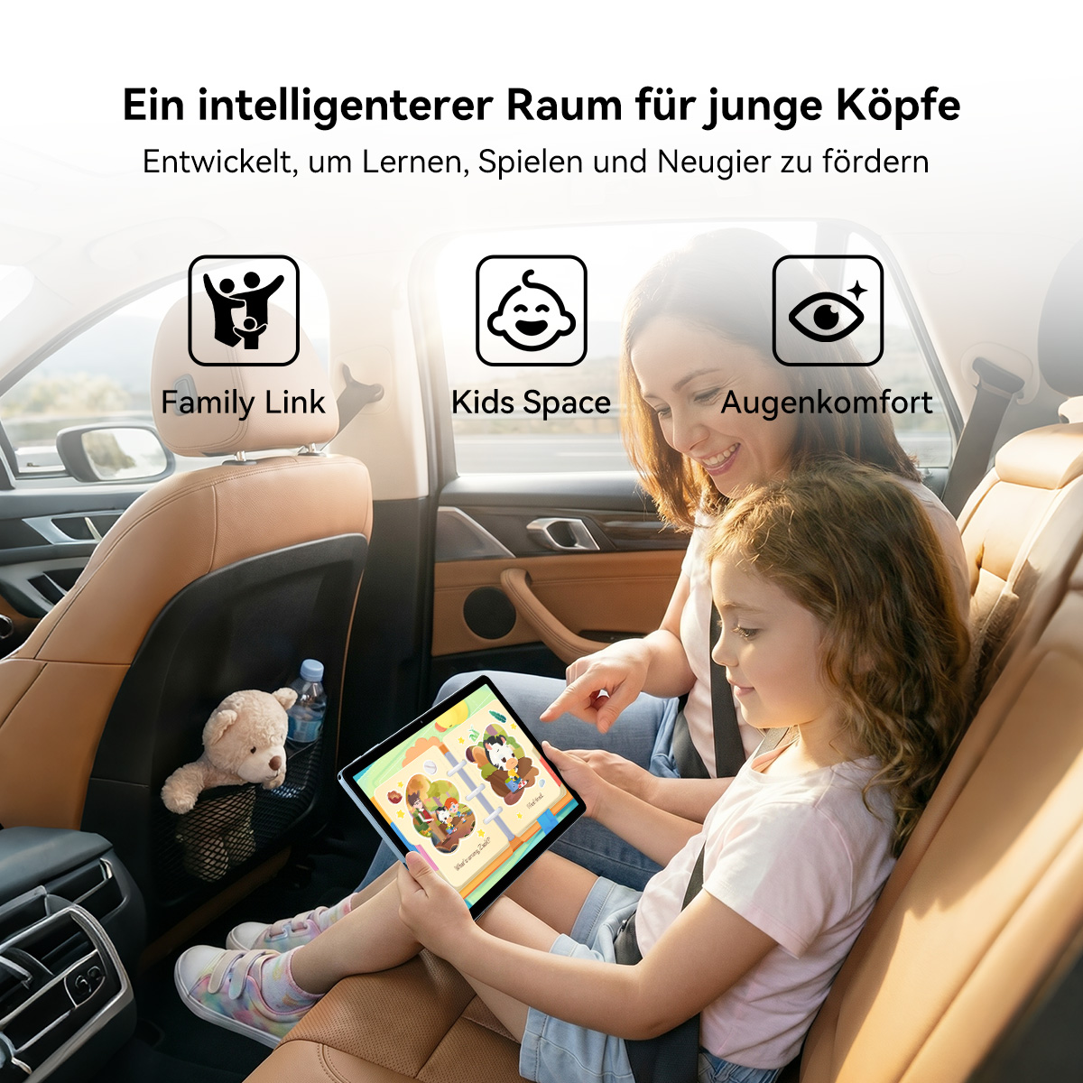 Mutter und Kind im Auto, Kind nutzt Tablet mit Lernspiel.