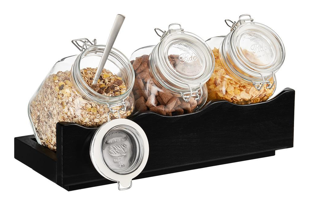 Drei Glasbehälter mit Müsli, Cerealien und Keksen auf einem Holzständer.