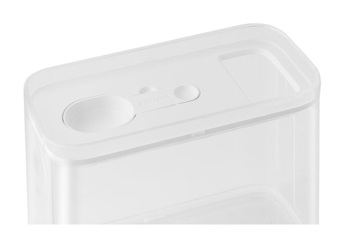 Un recipiente blanco transparente con tapa y cuchara integrada.