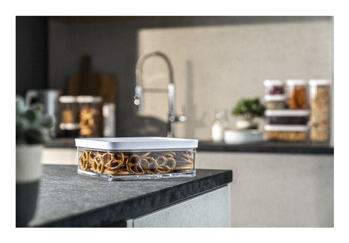 Un recipiente rectangular lleno de pretzels sobre una encimera de cocina.