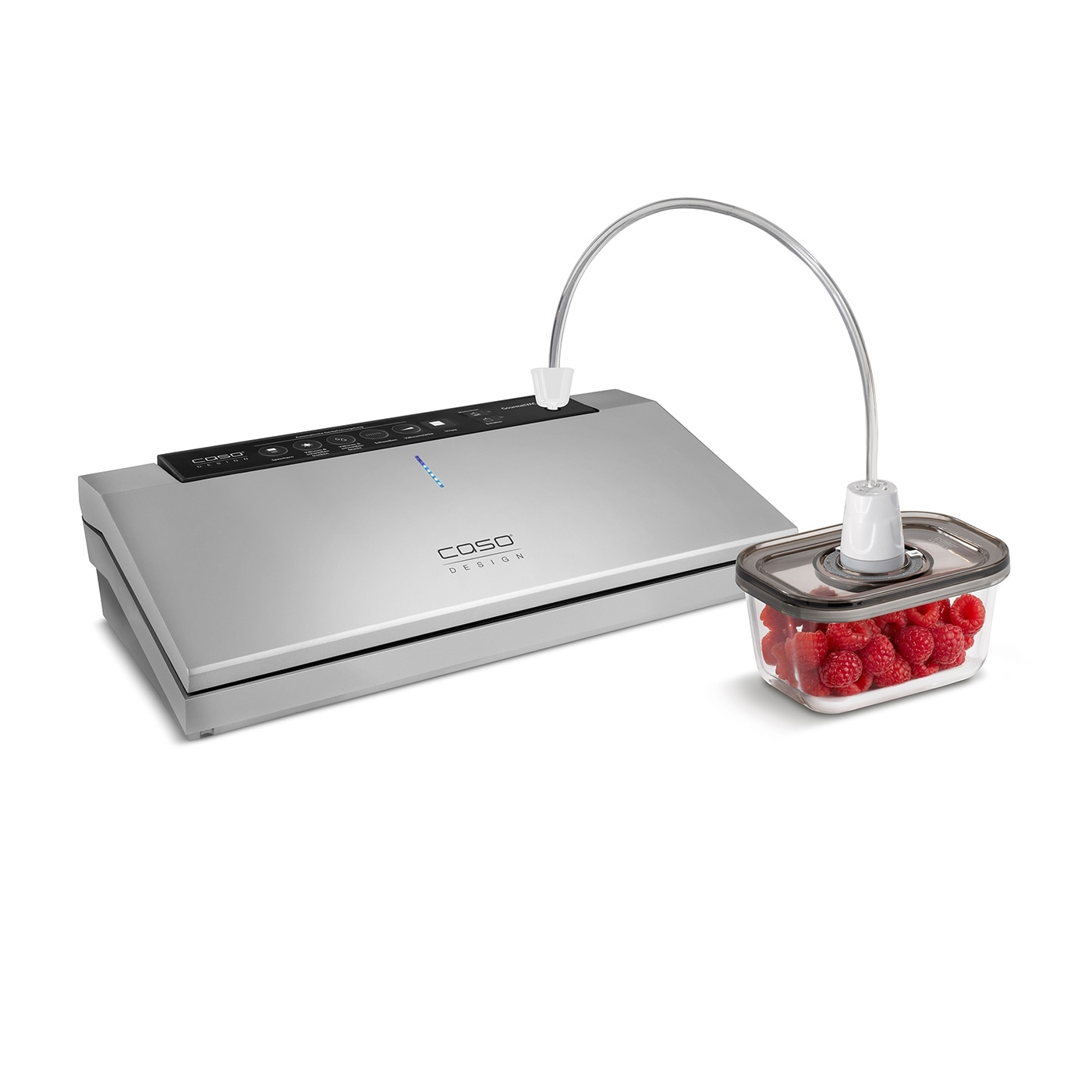 Silberner Vakuumierer saugt Luft aus Behälter mit Himbeeren.