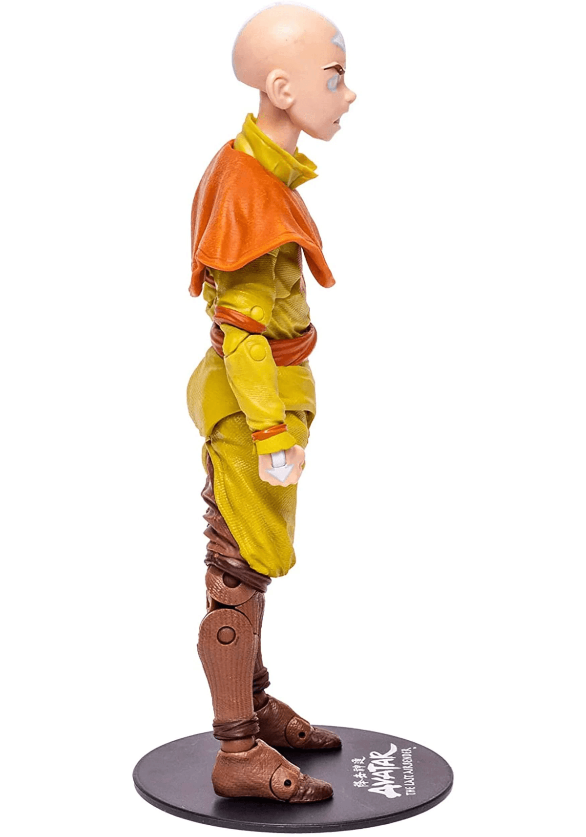 Figura de acción de Aang con traje amarillo y capa naranja, sobre base negra.