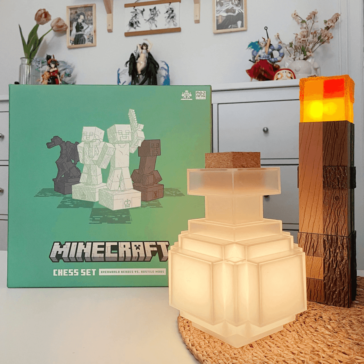 Caja de ajedrez de Minecraft junto a una luz de poción brillante y una luz de antorcha.