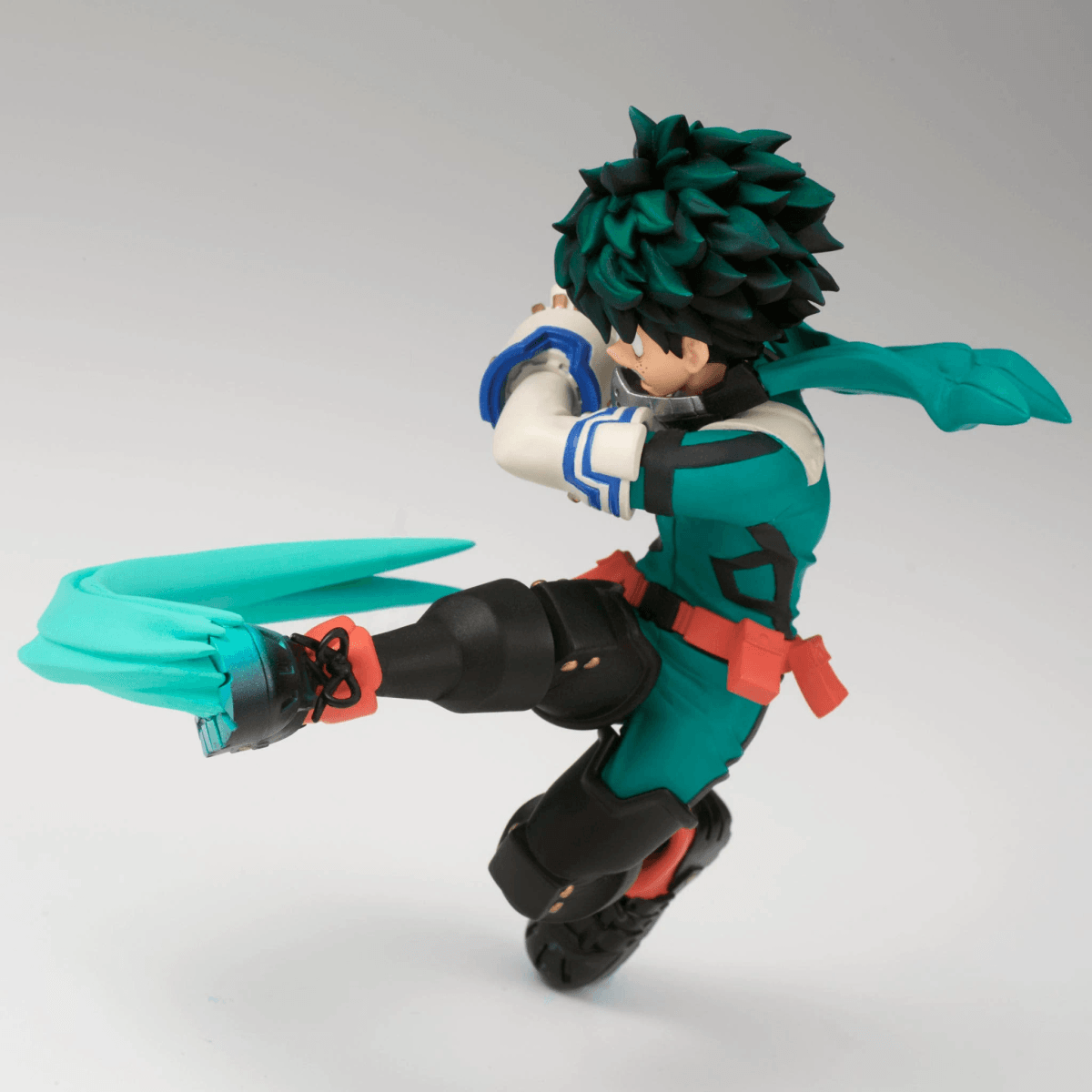 Figura de anime verde en movimiento, viste traje de color verde azulado con cinturón rojo.