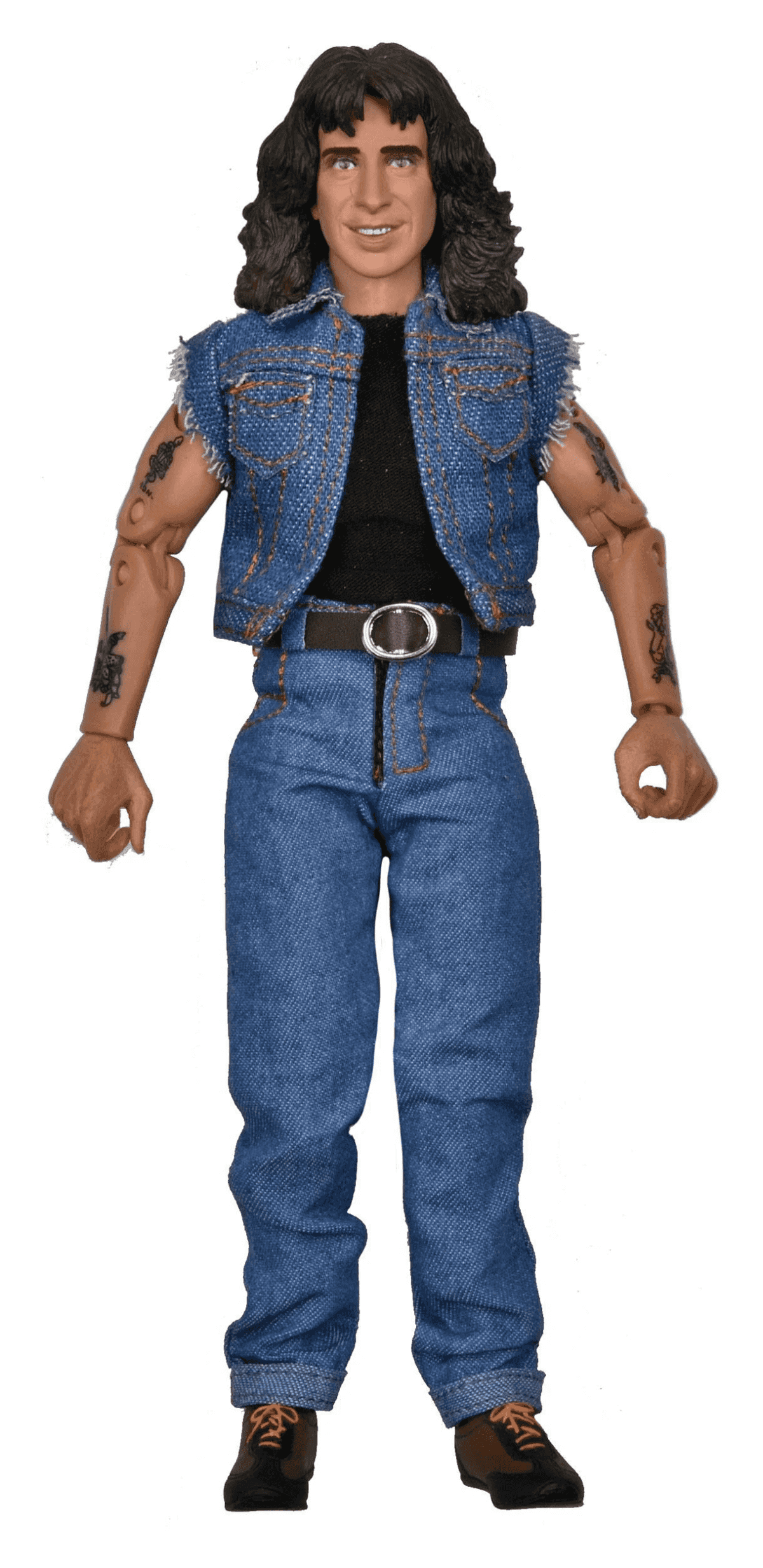 Un hombre con pelo oscuro viste chaleco vaquero azul sobre camisa y jeans negros.