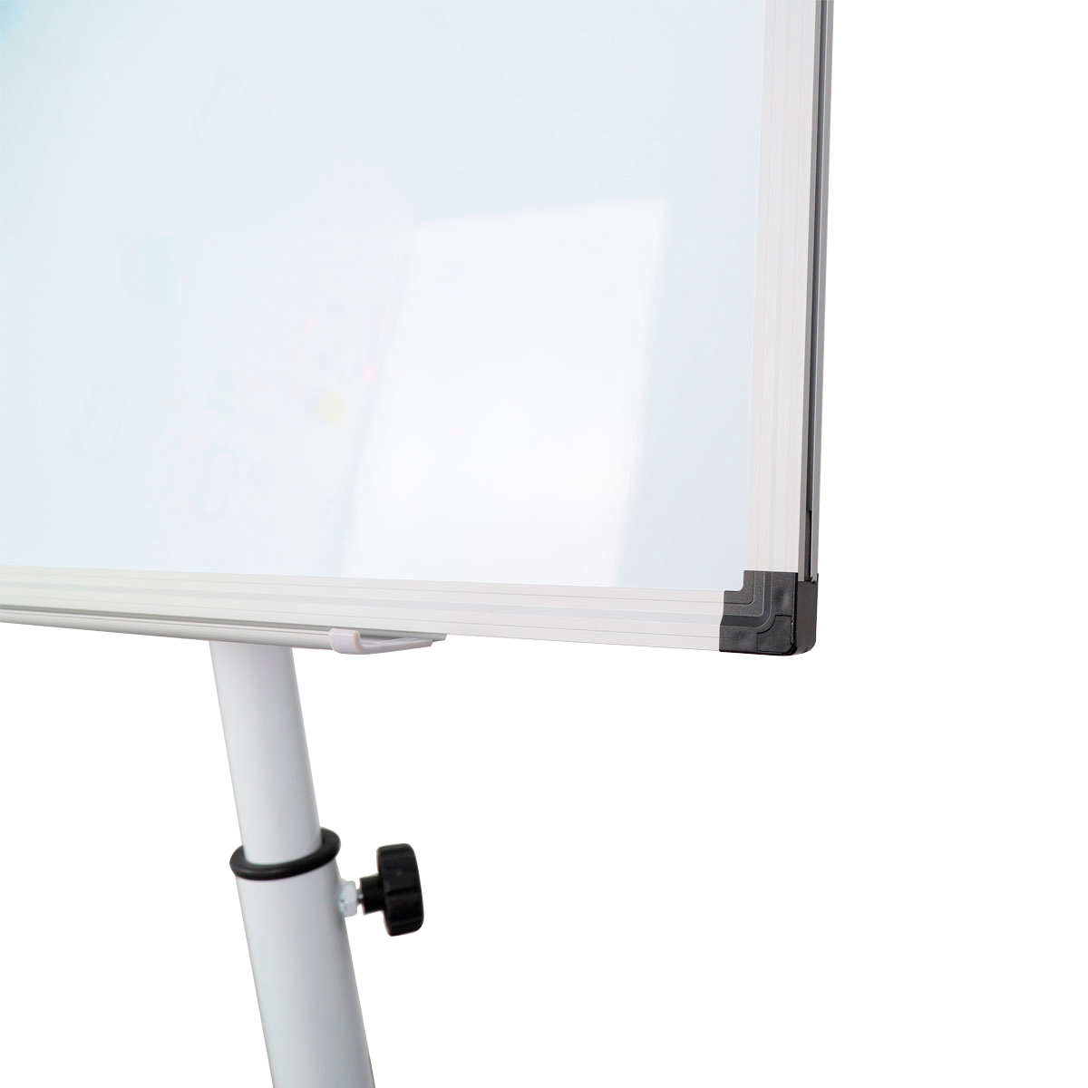 Ein weißes Whiteboard mit silbernem Rahmen auf einem weißen Ständer.