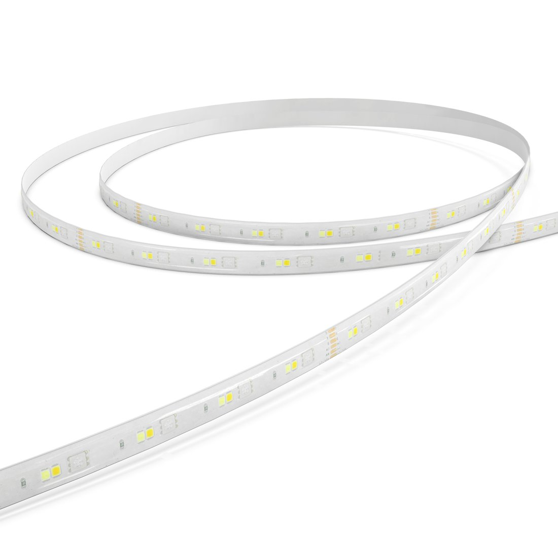 Un rotolo di striscia LED bianca su sfondo bianco con luci gialle visibili.