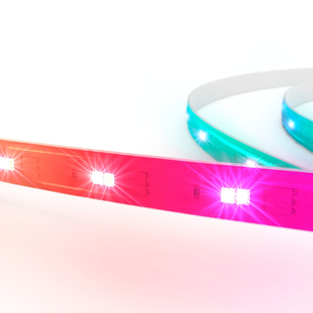 Una striscia di luci LED rosa e turchesi su sfondo bianco.