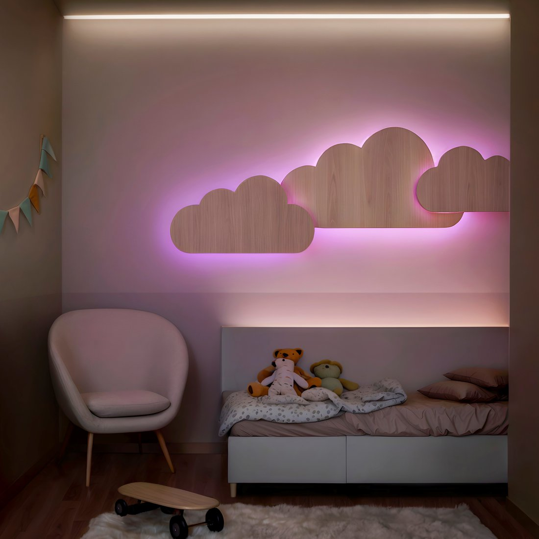 Stanza per bambini con luce a nuvola, letto, poltrona e skateboard.