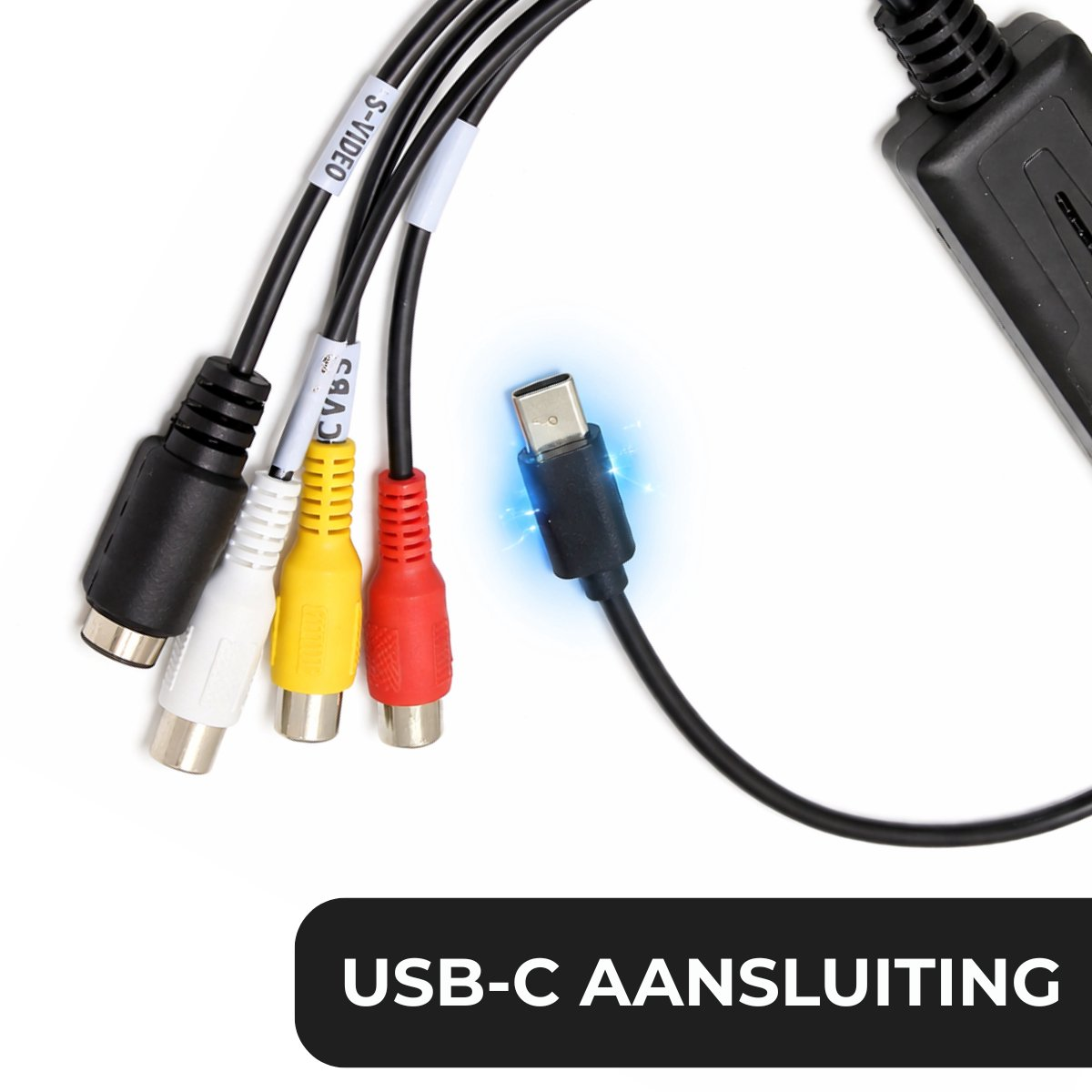 Een USB-C connector en S-Video, CVBS kabels op witte achtergrond.