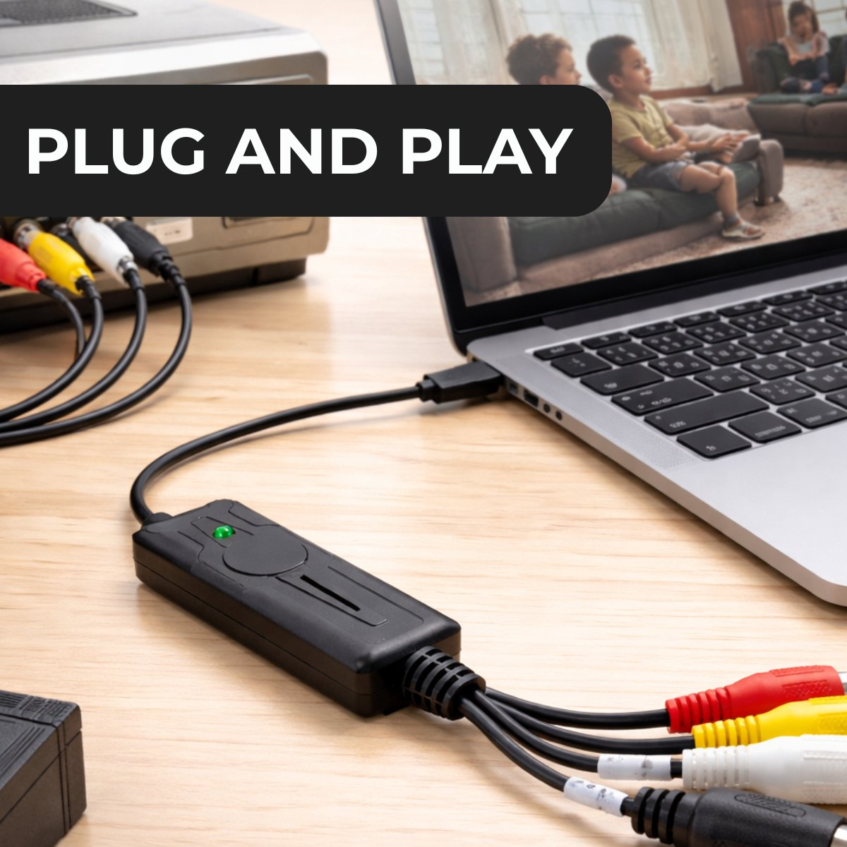 Een zwarte converter verbindt een laptop met een videorecorder. Meerdere kabels.