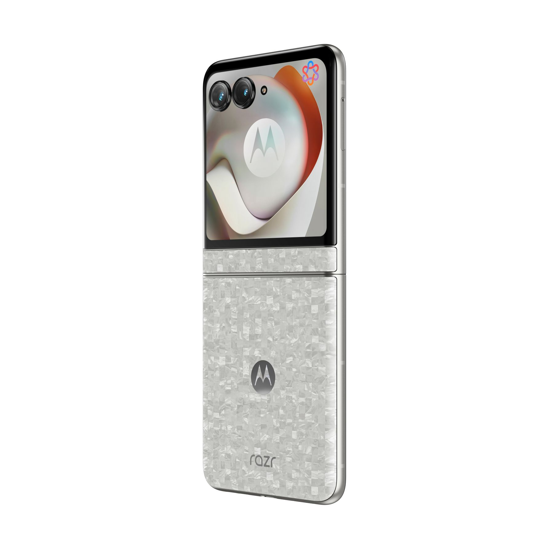 Un telefono flip argentato con retro fantasia e due fotocamere anteriori.