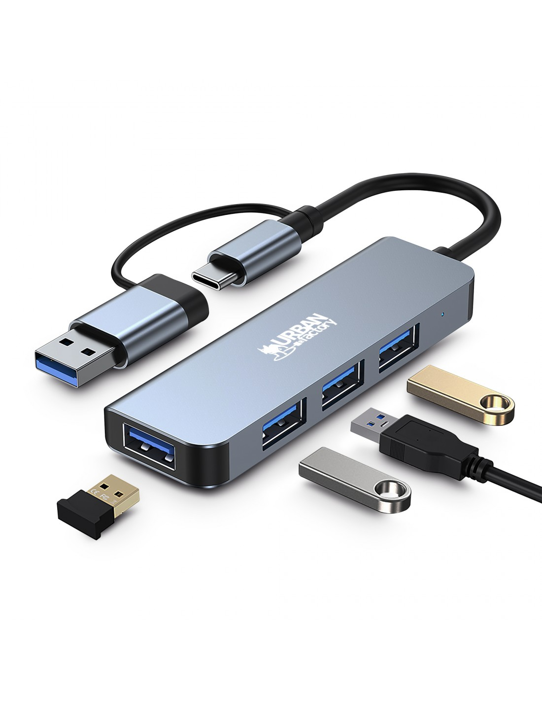 Hub USB plateado con adaptadores USB-C, USB-A y USB-A. Objetos sobre fondo blanco.