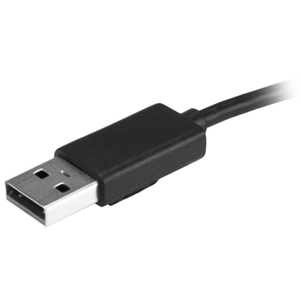 Primo piano di un connettore di cavo USB nero e filo su sfondo bianco.