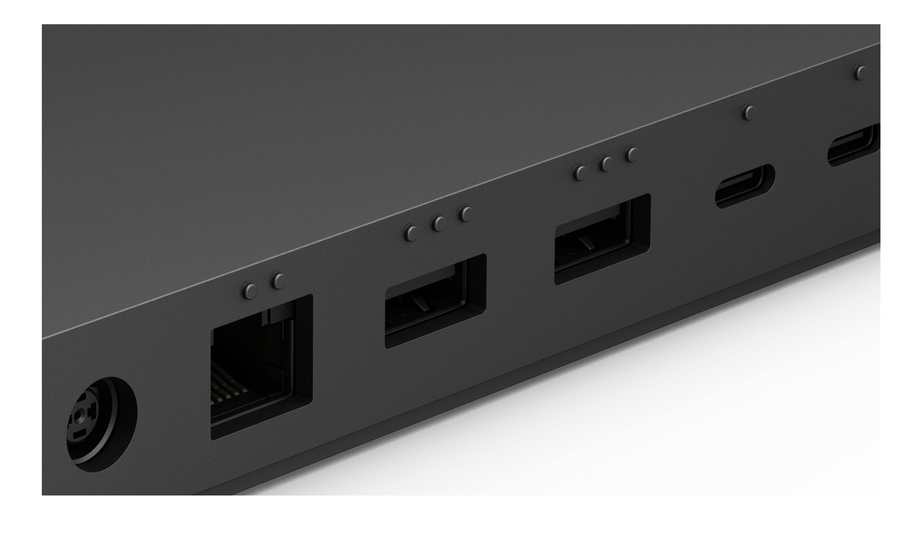Primo piano di un dispositivo nero con porte: alimentazione, 2x USB, 2x USB-C.
