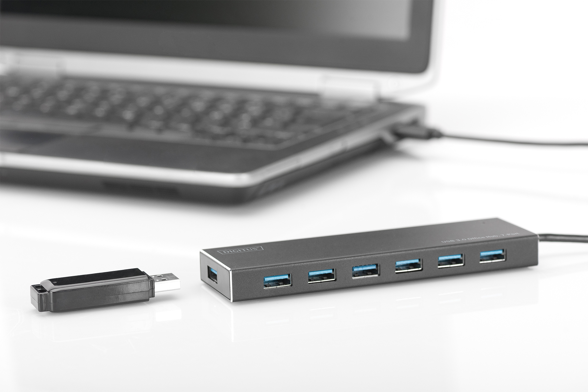 7 portlu bir USB hub ve bir USB bellek dizüstü bilgisayarın yanında.