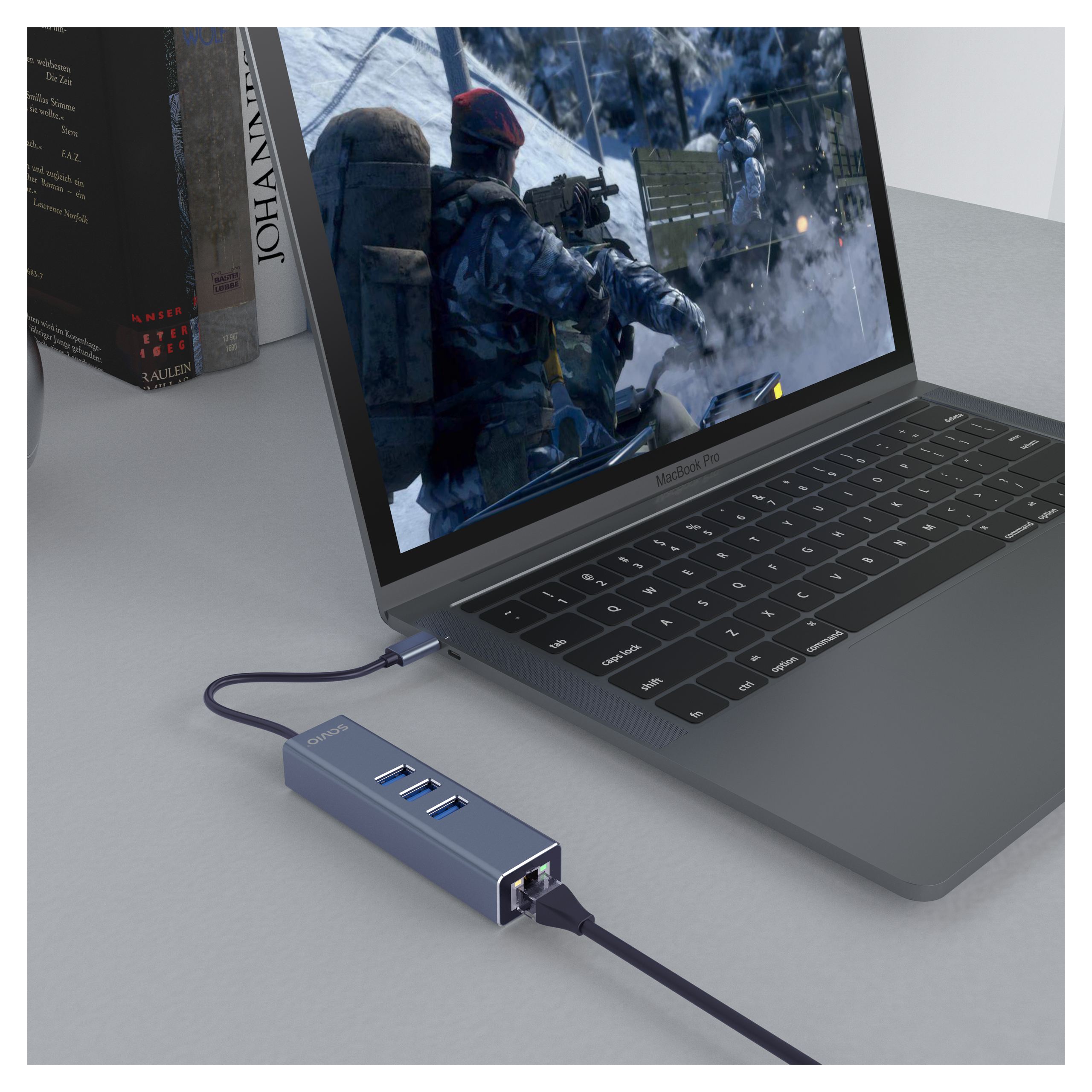 Ein MacBook Pro mit einem USB-C-Hub, der an einen Ethernet-Anschluss angeschlossen ist.