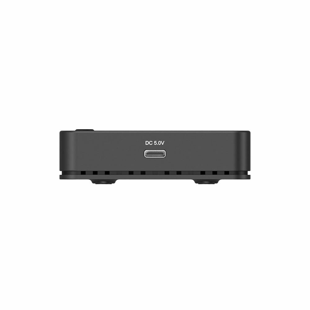 Dispositivo elettronico nero con porta USB-C da 5.0V CC e fessure di ventilazione.
