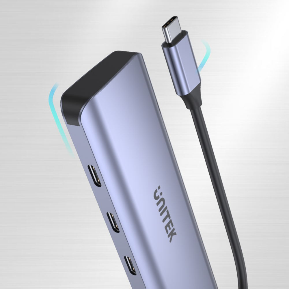 Ein lila USB-C-Hub mit drei USB-Anschlüssen und einem angeschlossenen Kabel.