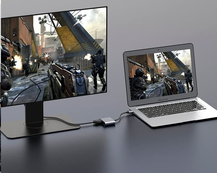 Un laptop che visualizza un gioco, specchiato su un monitor più grande. Un hub li collega.