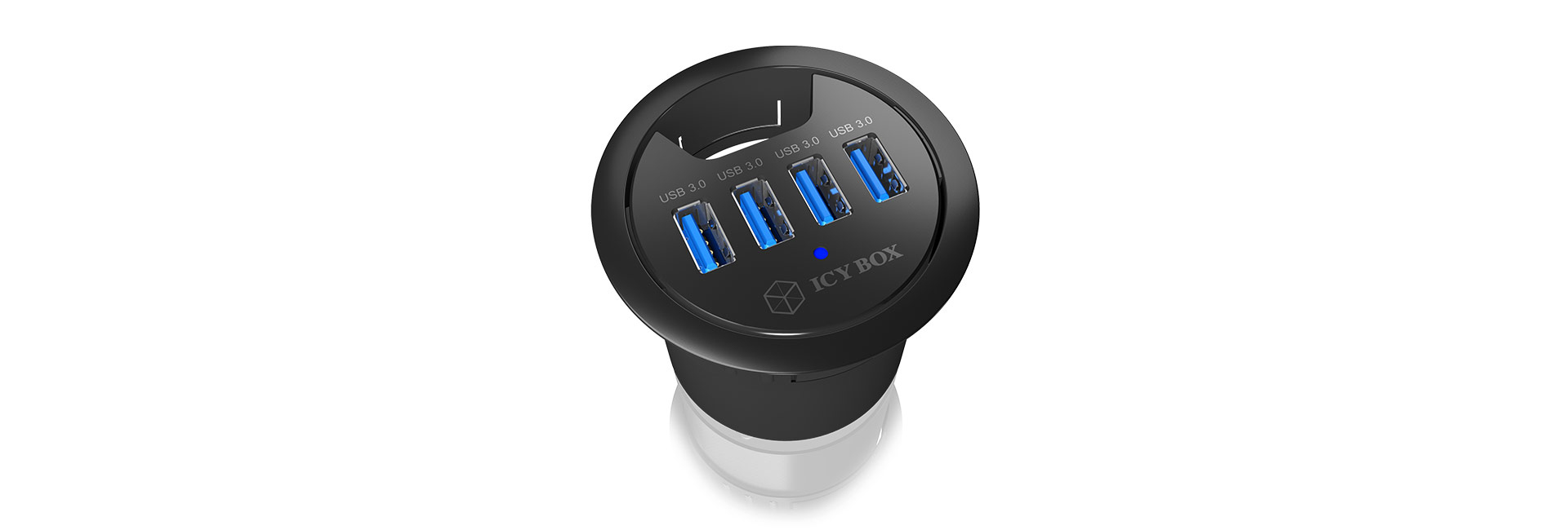 Hub USB 3.0 nero con quattro porte e luce blu su sfondo bianco.
