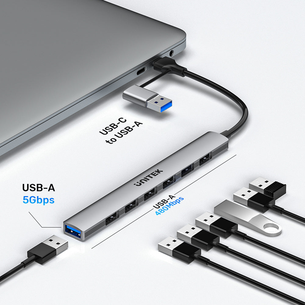 Hub USB-C argentato collegato al laptop, con dispositivi USB-A.