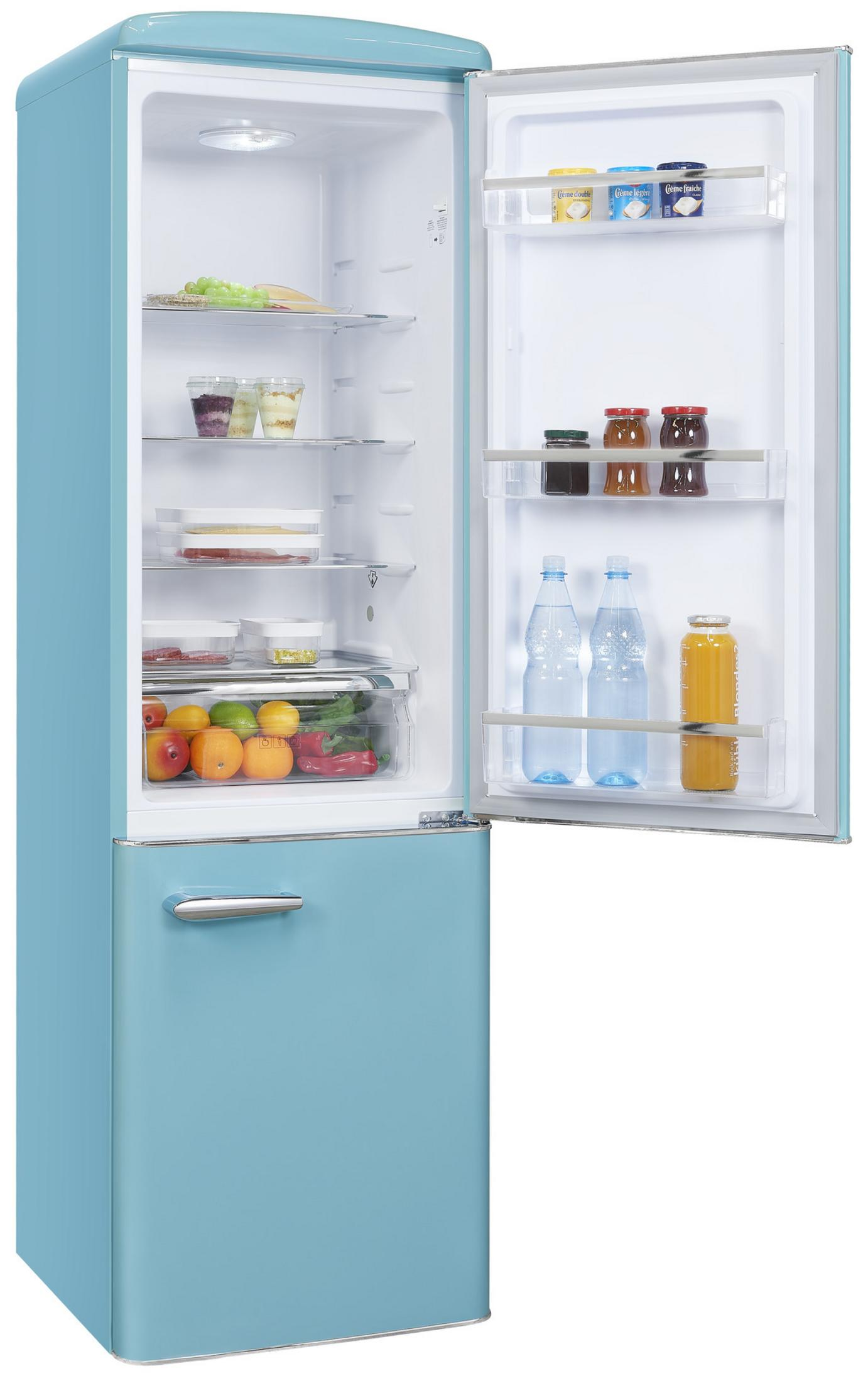 Ein offener, hellblauer Kühlschrank mit Lebensmitteln auf den Regalen.