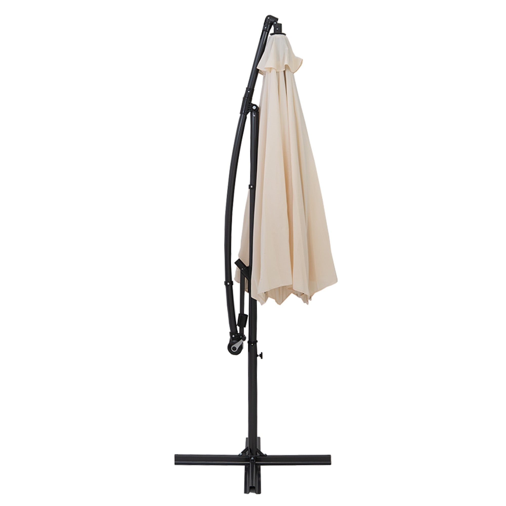 Un parasol de patio cerrado, color crema, sobre un soporte metálico negro con ruedas.