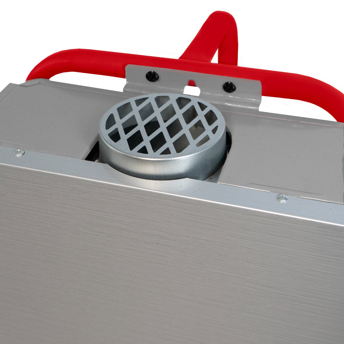 Dispositivo plateado con asa roja y rejilla de ventilación. Vista cercana.