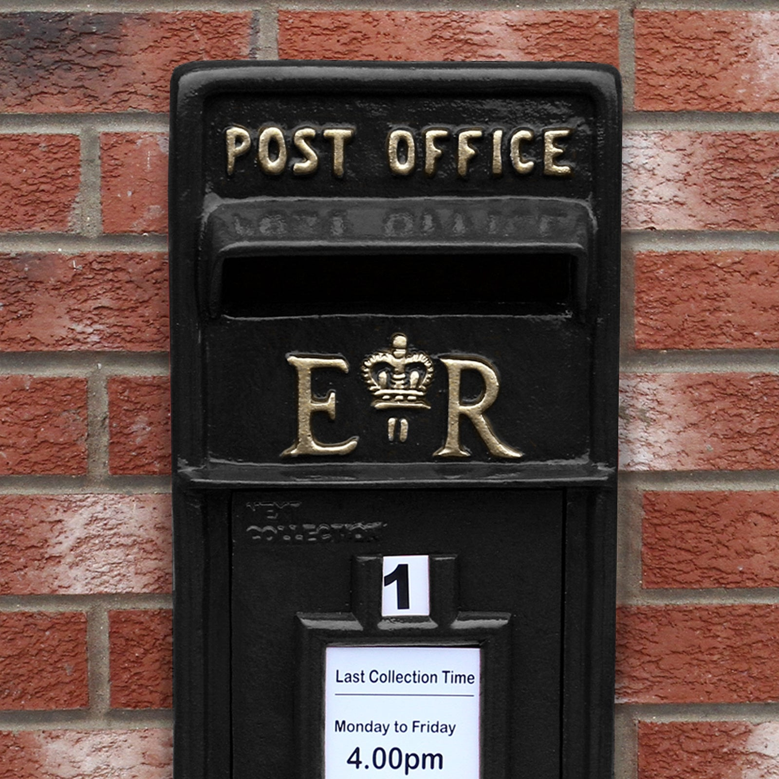 Buzón negro con 'Post Office' dorado y cifro real ER. Última recogida 16:00.
