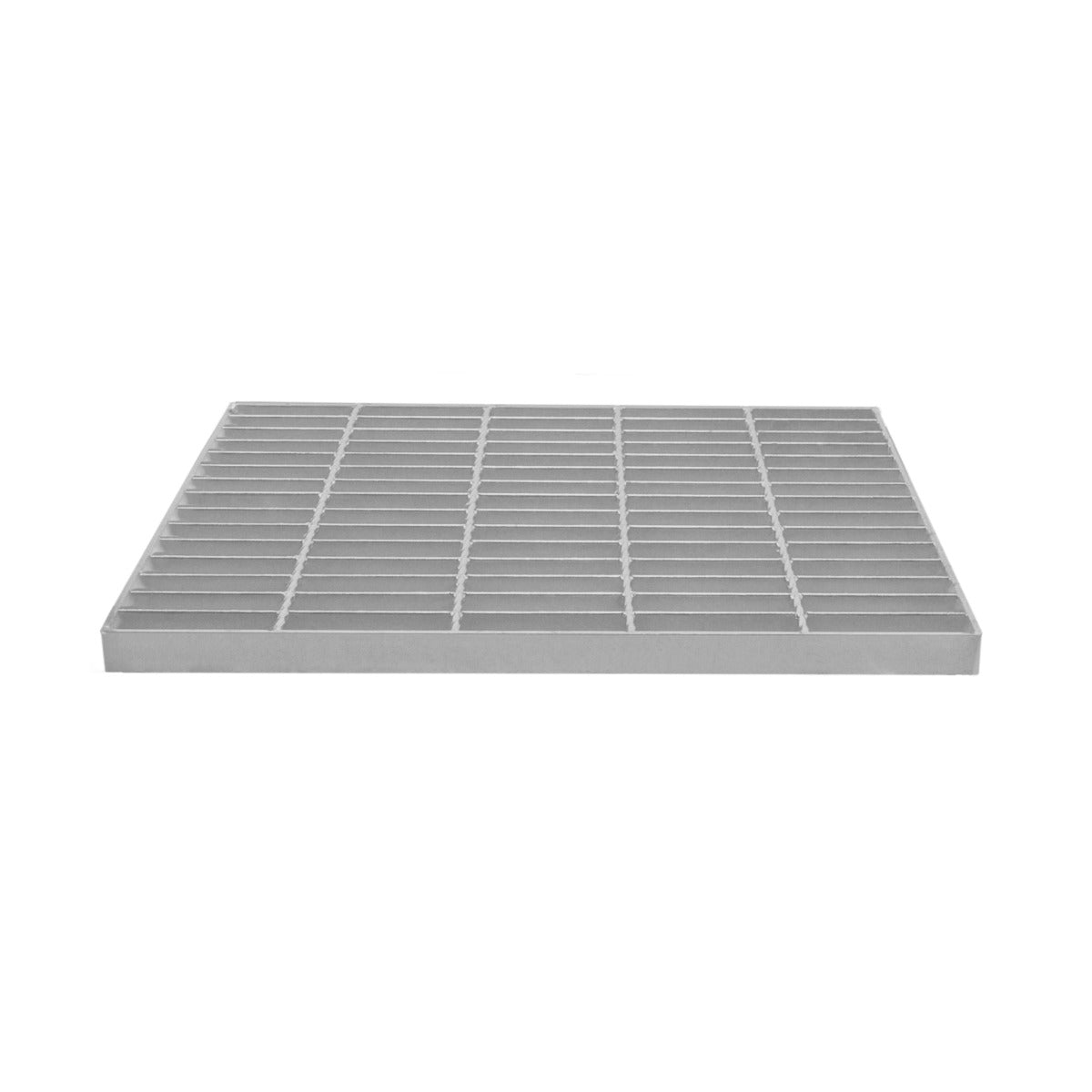 Una rejilla metálica plateada con aberturas rectangulares, aislada sobre fondo blanco.