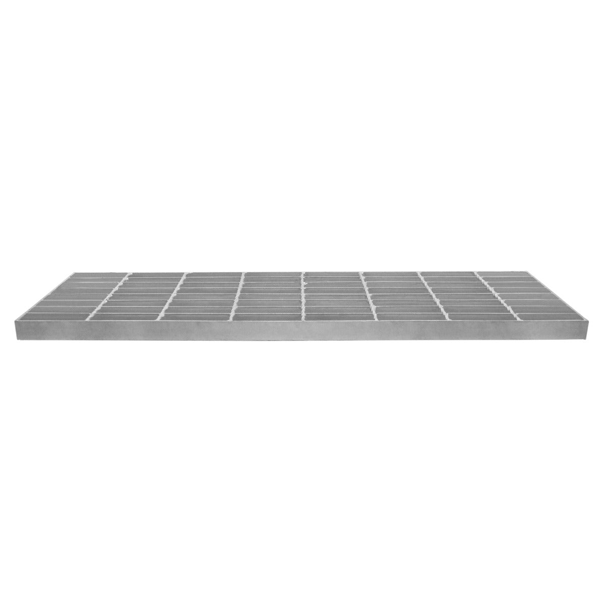 Una rejilla metálica plateada con aberturas rectangulares, aislada sobre blanco.