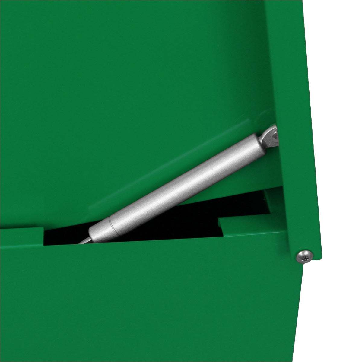 Caja metálica verde con amortiguador de gas plateado para tapa. Primer plano.